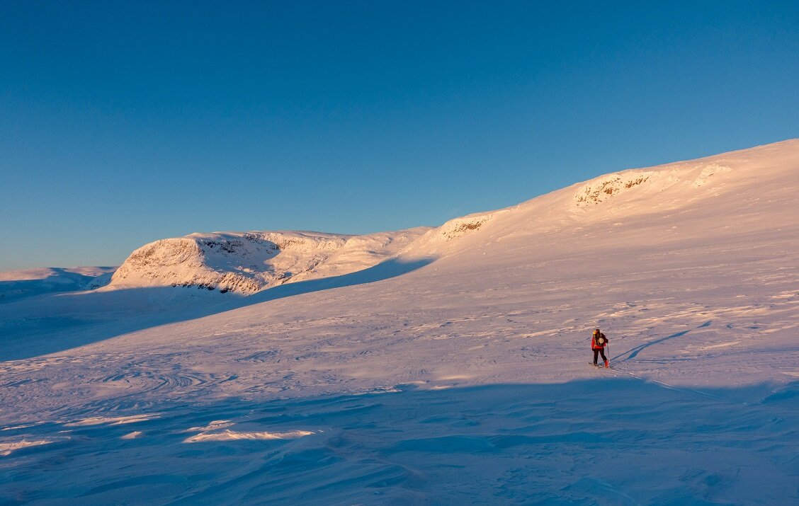 Hvor mange ganger har du ikke vært på skitur, stått på en topp og sett innover mot fjellene som ligger bakom? Før du setter kursen ned samme vei som du gikk opp. Sist vår spurte jeg meg selv: Kan jeg ta med meg nok utstyr til å kunne dra på overnattingstur med ok margin, men allikevel ha lett nok sekk til fremdeles å ha det gøy på ski?